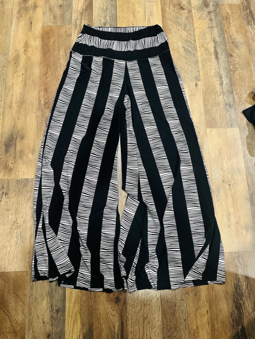 The Pyramid Collection Black & White Striped Wide Leg boho Pants